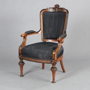 Armstol af mahogni, prydet med skæringer. Ca. 1880.