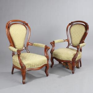Par nyrococo armstole af mahogni, kehlede og gennembrudt armlæn og ryg. 19. årh. 2