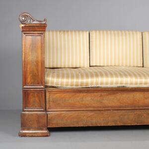 Senempire sofa af mahogni, front med volutter og profilerede lister, sæde med løs hynde og tre løse rygstykker. 19. årh. L. 201.