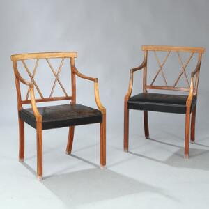Ole Wanscher Et par armstole med stel af mahogni. Sæde betrukket med sort skind. Udført hos snedkermester A.J. Iversen. 2