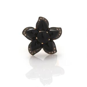 Onyx- og diamantring af 14 kt. guld prydet med cabochonslebet onyx omkranset af talrige brillantslebne diamanter. Str. 55.