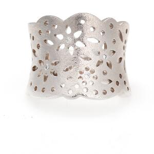 Ole Lynggaard Stor blonde diamantring af hvidguld prydet med syv brillantslebne diamanter på ialt ca. 0.07 ct. Farve Top Wesselton. Str. 55,5.
