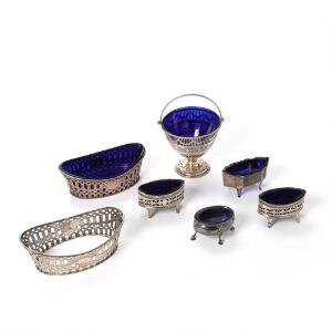 En samling sølv med indsatser af blåt glas, bestående af fire saltkar, sukkerskål og et par kandisskåle. England og Danmark 18.-19. årh. 7