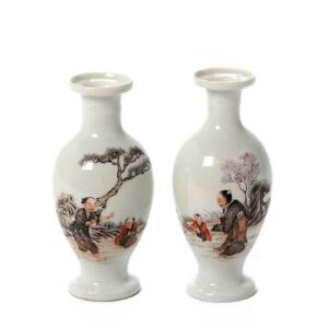 Et par små kinesiske balusterformede vaser af porcelæn, dekoreret i farver med Udødelig og barn i landskab. Mærket. 20. årh. H. 13 cm. 2