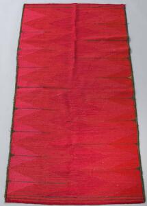 Vibeke Klint Uldent vævet gulvtæppe i lyserøde samt oranger toner med grønne kanter og striber. L. 190. B. 93.
