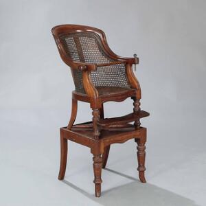 Victoriansk barnestol af mahogny, todelt og med fletværk i ryg og sæde. England, 19. årh.s sidste halvdel. Samlet H. 93.