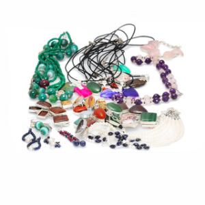 Smykkesamling bestående af 15 halskæder, fire par ørestikker og fem armbånd, prydet med diverse smykkesten. 28