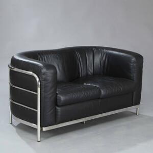 De Pas, DUrbino, Lomazzi Onda. To-pers. sofa med stel af forkromet stål. Kurvet ryg. Sider, ryg og løse sædehynder betrukket med sort skind.