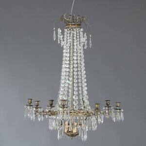 Prismekrone i ny-gotisk stil af messing med otte lysarme, behængt med prismer, monteret til el. 20. årh. H. 90. Diam. 72.