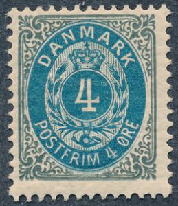 1902. 4 øre, gråblå, vm.III, omv. ramme samt OMVENDT VANDMÆRKE. Smukt eksemplar af sjældent postfriskt mærke. AFA 3800