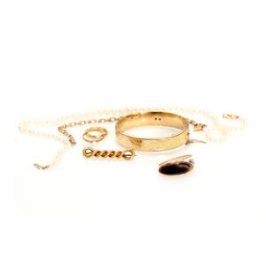 Smykkesæt af 14 kt. guld bestående af armring, armbånd, broche, medaljon, to ringe samt perlehalskæde. En ring samt perlehalskæde prydet med kulturperler.