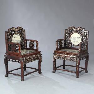 Et par kinesiske armstole af hardwood, rigt indlagt med perlemor og med marmorpanel i sæde og ryg. Qing, ca. 1900. 2