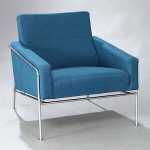 Arne Jacobsen Lufthavnsstol, lænestol med stel af forkromet stål, sæde, ryg og armlæn overpolstret med lysblå uld.