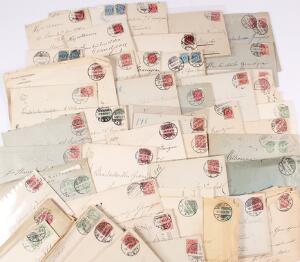 1895-1902. Parti på ca. 50 breve frankeret med våbentype og tofarvet. Alle med indhold.