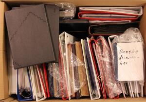 Danmark m.v. Stor flyttekasse med en del souvenirmapper, julemærker, marginalblokke, prestigehæfter, nogle gamle postkort, FDC og meget andet