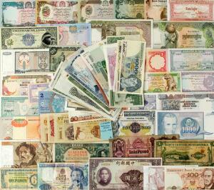 Lille lot sedler fra Hele Verden, ca. 100 stk. i varierende kvalitet samt ca. 75 stk. Italien, 100 lire værdikuponer