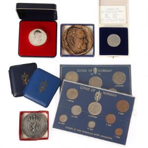 Norge, lille lot mønter og medailler, bl.a. Møntsæt 1971 defekt plastkasette, Haakon VII, Ag, 45,3 g, Den Kongelige Mynt, Ag, 86,25 g, i alt 8 stk.