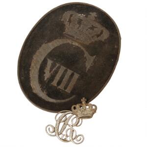 Metalskilt med Christian VIII monogram med snor på bagsiden samt  regimentsmærke fra Den Kongelige Livgarde Christian IX