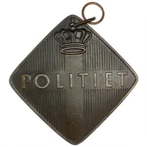 Politi, Politiet i mørkt metal indslået 13285 på bagsiden, 55 x 55 mm