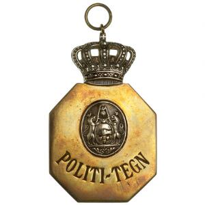 Politi, Politiskilt i ottekantet messing med påsat Politivåben og krone, 53 x 48 mm