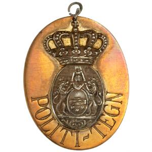 Politi, Politiskilt i messing med påsat Politivåben og krone, 50 x 40 mm