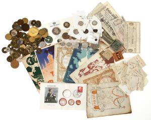 Samling af diverse danske og udenlandske mønter, bl.a. diverse kinesiske mønter, Norge, Møntsæt 1973, diverse pengesedler samt programmer fra Tivoli