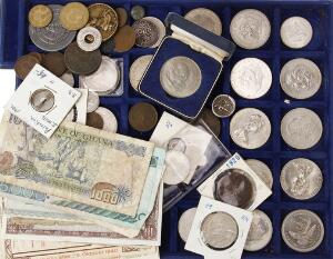 2 album og 3 bakker med samling af udenlandske mønter med en del sølv iblandt