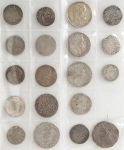 Samling af danske og norske skillingsmønter i bronze og sølv, hvor hovedparten af sølvmønterne er med monteringsspor
