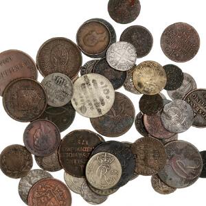 Lille samling bestående af 50 stk. danske skillingsmønter fra forskellige konger i varierende kvalitet