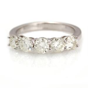 Diamantring af 18 kt. hvidguld prydet med brillantslebne diamanter på i alt ca. 1.80 ct. Str. 54.