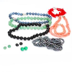 Samling bestående af fem halskæder, to armbånd og tre par ørestikker prydet med onyx, chrysopras, perler, koral og turkiser. 13