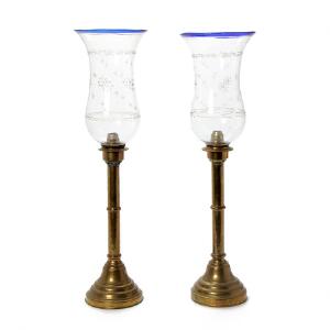 Et par hurricane stager af messing med glas slebet med ornamentik og blå toprand. 19. årh. H. 60 cm. 2