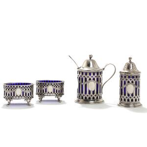 Plat de menage af sølv og blåt glas, bestående af sennepskrukke med ske, strødåse og to saltkar. P. Hertz, 1896-1897. 4
