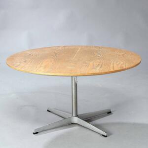 Arne Jacobsen Sofabord med stel af stål. Cirkulært top af eg. Model A223. Udført hos Fritz Hansen. H. 47. Diam. 90.