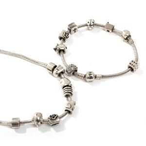 Pandora armbånd og halskæde af sterlingsølv, prydet med i alt 16 originale charms. L. 21,5-51. 2