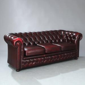 Tre-personers Chesterfield sofa, sider og ryg med dybthæftede knapper. C. 2000. L. 200. D. 85.