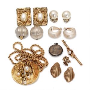 Smykkesamling bestående af 5 par øreclips af sølv og guld-duble, halskæde med vedhæng af guld-duble samt broche af 14 kt. guld. Nogle prydet med kulturperler.