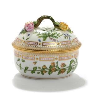 Flora Danica. Sukkerskål af porcelæn, Kgl. P, dekoreret i farver og guld med blomster. Nr. 3582. L. 15,5.