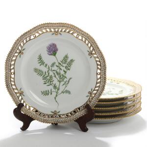 Flora Danica. Et sæt på seks tallerkener af porcelæn, Kgl. P, dekoreret i farver og guld med blomster. 6