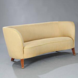 Ubekendt designer To-personers sofa med ben af bejdset bøg. Svungne sider, sæde samt ryg betrukket med tyrkisgul stribet stof.