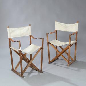 Mogens Koch Instruktørstolen. Et par foldestole med stel af bøg. Sæde og ryg udspændt med lys kanvas, armlæn af kernelæder. 2
