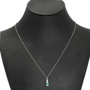 Smaragd-og diamanvedhæng af 18 kt. hvidguld prydet med facetslebet smaragd og baguette-brillantslebne diamanter samt kæde af 14 kt. hvidguld. L. 1,8 og 44 cm.