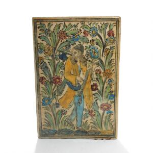 Persisk flise af fajance, dekoreret med kriger i polykrome farver. 19.-20. årh. 36 x 24.