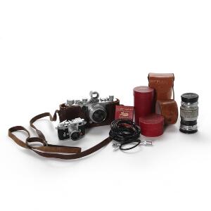 To Leica kameraer, E. Leitz Wetzlar No. 457114 og Minox Digital Classic Camera Leica M2 4.0 samt diverse reservedele.