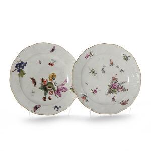 To Meissen tallerkener af porcelæn, dekorerede i farver med blomster, sommerfugle og nødder. Tyskland 18. årh. Diam. 23,5 og 24 cm. 2