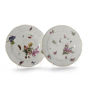 To Meissen tallerkener af porcelæn, dekorerede i farver med blomster, sommerfugle og nødder. Tyskland 18. årh. Diam. 23,5 og 24 cm. 2