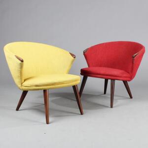 Bent Møller Jepsen TV Stol. To lænestole med ben og håndtag af teak, sæde, ryg og sider med originalt gult og rødt uldbetræk. 1950erne. 2