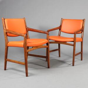Hans J. Wegner Magasin du Nord stol. Et par armstole af eg, sæde og ryg med orange skind. Udført hos Snedkermester Johannes Hansen. 2