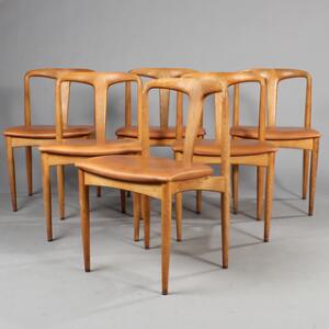 Johannes Andersen Juliane. Sæt på seks stole af eg betrukket med brunt skind. Udført hos Uldum Møbelfabrik. 6