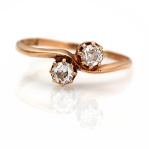 Diamantring af 14 kt. guld prydet med to brillantslebne diamanter. Str. 52.